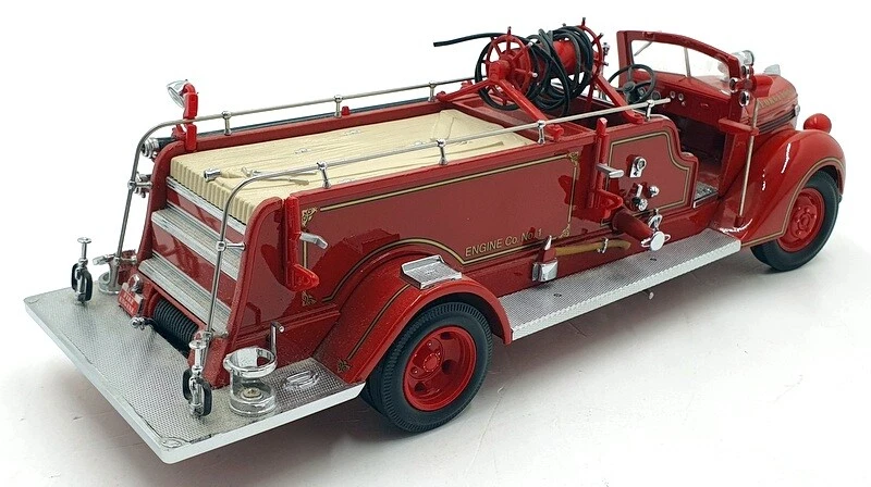 Road Signature 1/24 Scale Diecast 20058 - 1938 Georgetown Fire Engine Red - Image 2 of 4