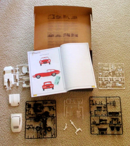 Heller Jaguar Type E 3L8 FHC  1/24 80709 Car Plastic Model Kit Open Box - Picture 3 of 4