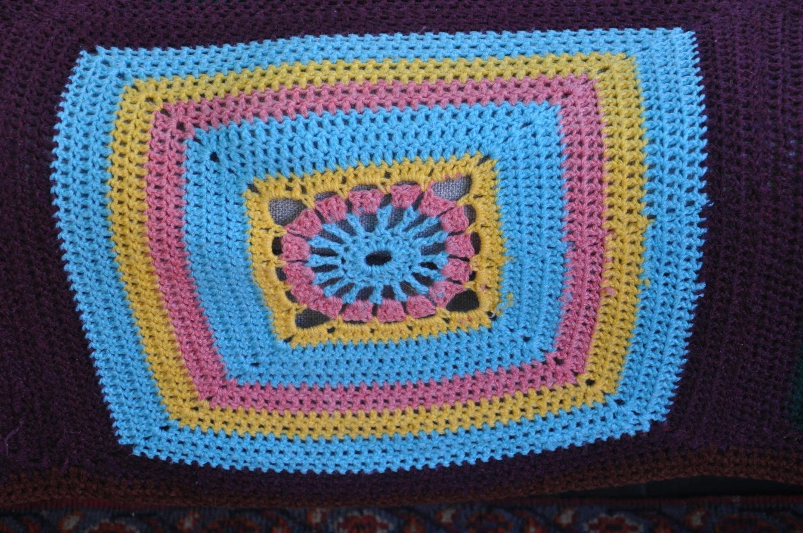 Plaid patchwork en laine vintage crochet réalisé au crochet vintage ( fait main ).70 's f37557 Plaid patchwork en laine vintage crochet réalisé au crochet vintage ( fait main ).70 's f37557