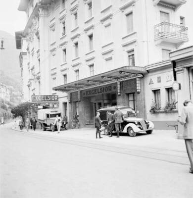 Hotel guests arriving in the Hotel Excelsior Montreux around 1948 Old Photo 3