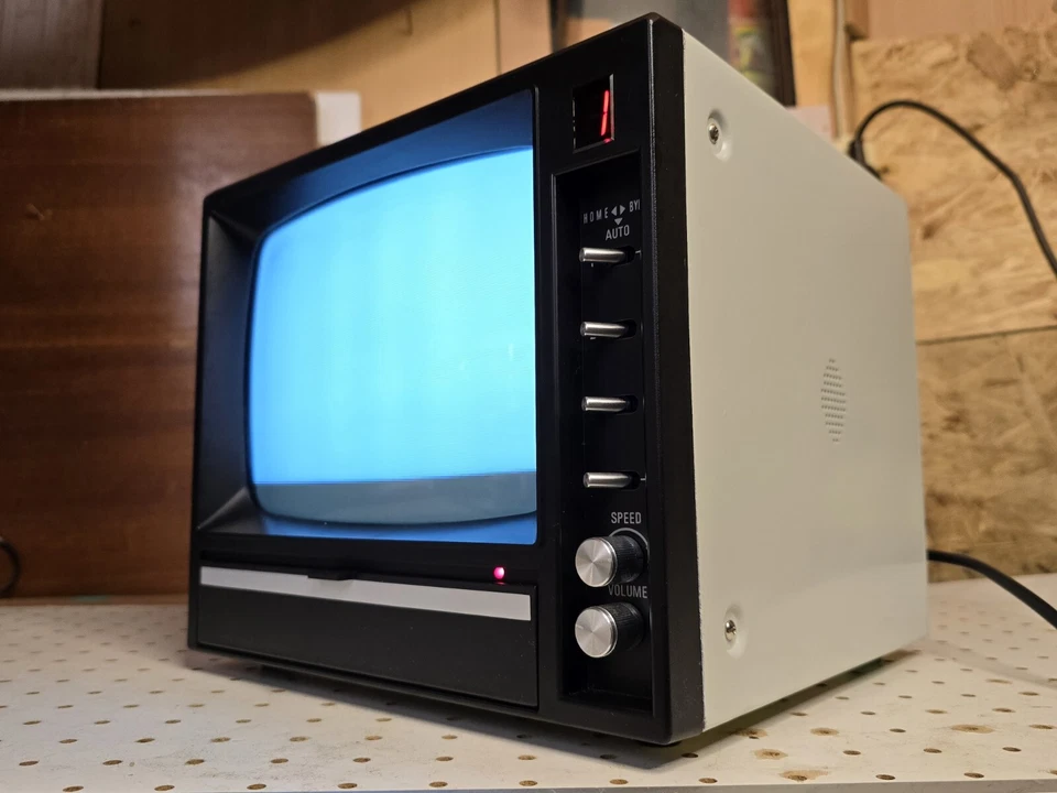 Bischke Monitor AVM-9U/4-DB, VOLTAGE: 230VAC-50Hz, 60W+Bedienungsanleitung - Bild 2 von 4