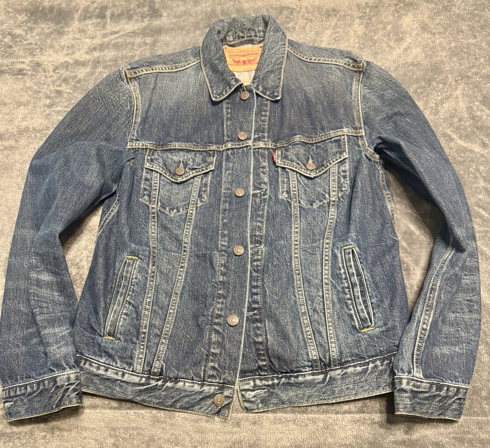 Levis Strauss Men's Denim Trucker Jacket Size Large Blue Medium Wash Jean 70589
