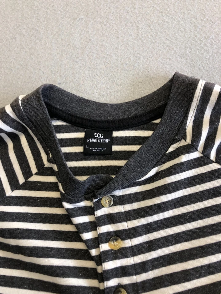 Camiseta básica Revolution para hombre grande gris a rayas Henley Everyday Foto 2 de 4