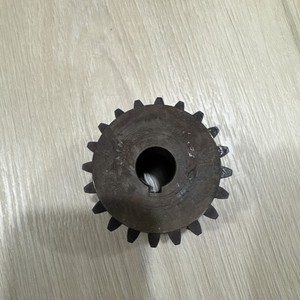 20-tooth 8 DP steel spur gear, 5/8″ bore with 3/16″ keyway, hubbed, 1.5″ width