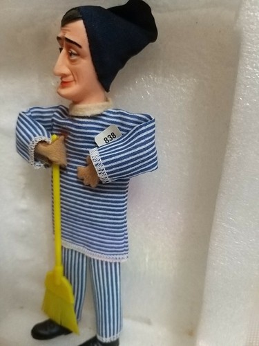 Rarissima Statua omino Totò vestito prigione in Stoffa alto 16,5 cm da collezion - Imagen 3 de 6