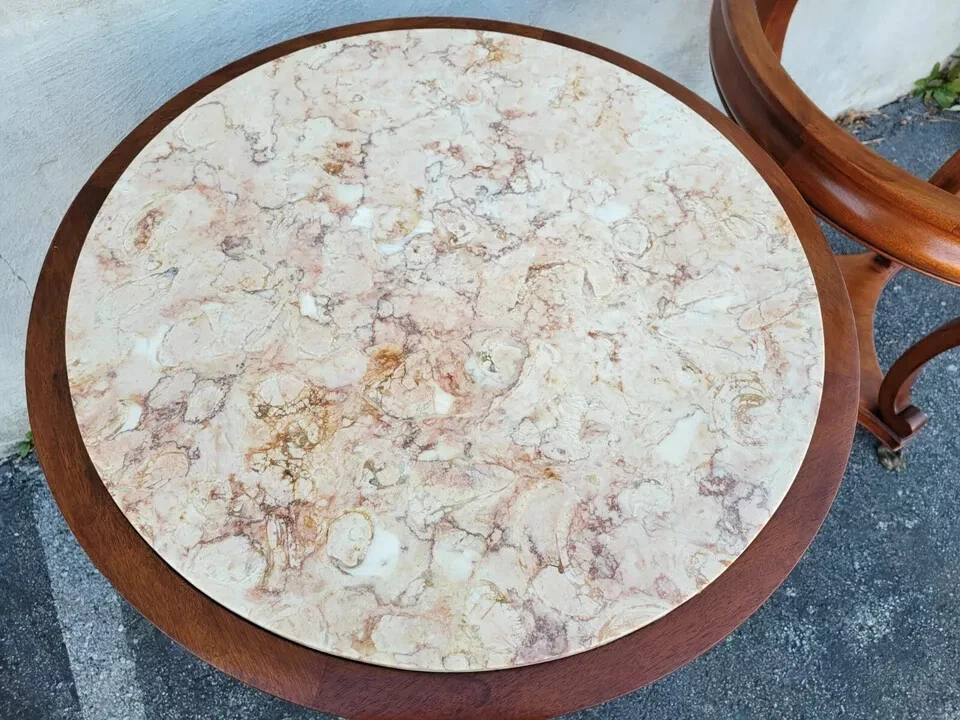 PAR DE SOFÁ-CAMA ANTIGO INGLÊS REGÊNCIA MOGNO REDONDO ROSA MÁRMORE MESA COM PÉS DE LATÃO - Imagem 4 de 4