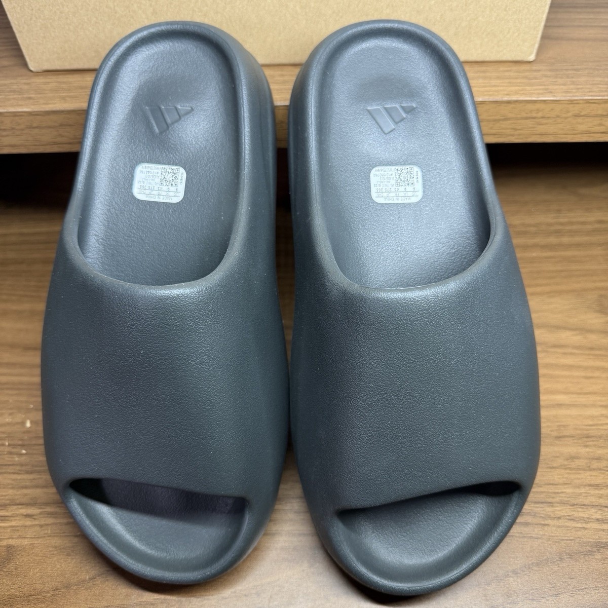 Adidas YEEZY Slides Men's – Black – Size 9 – Dakony – Brand New