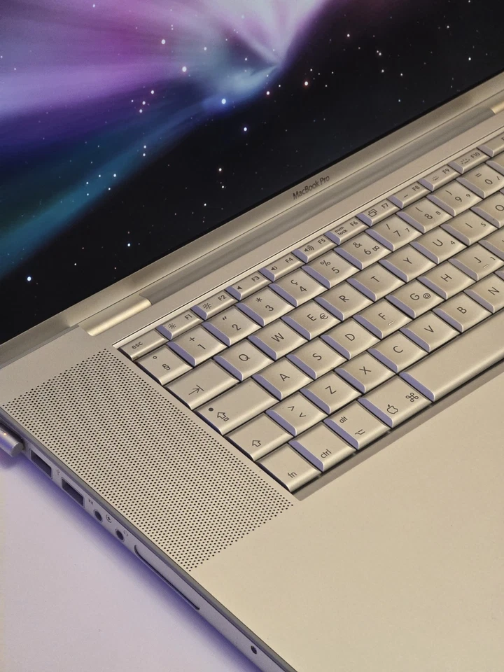 RARE Vintage 2007 MacBook Pro 17" 2.6GHz 4GB A1229 | Glossy HiRes + 72 cycles! - Image 2 of 4