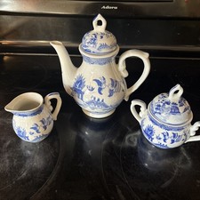 Blue and white porcelain dragon-design demitasse tea set. Blue Willow Pattern
