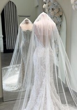 Designed Ivory Wedding Dress with Veil - size 4 US - excellent condition