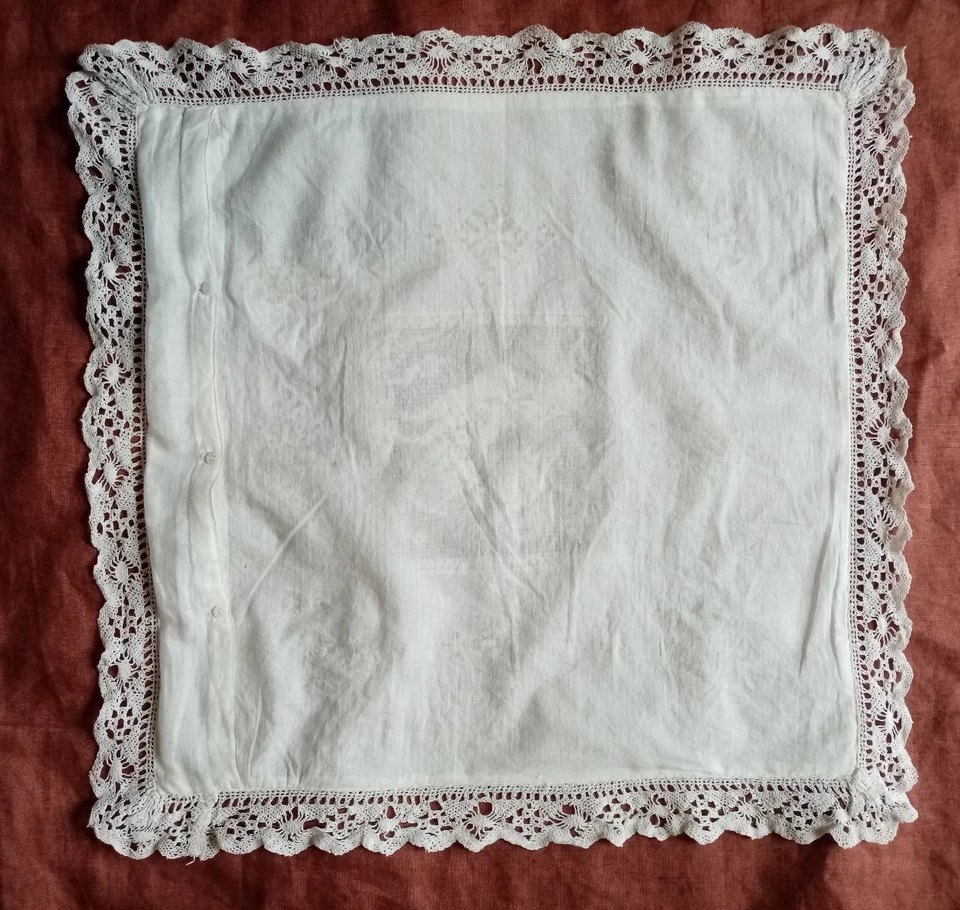 ancienne housse de coussin en linon brodé main et dentelle au filet - Photo 2/4