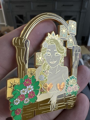 Disney Rapunzel Pin In Her Window With Lanterns LE 100 TANGLED Fantasy Jumbo Pin - Bild 4 von 15
