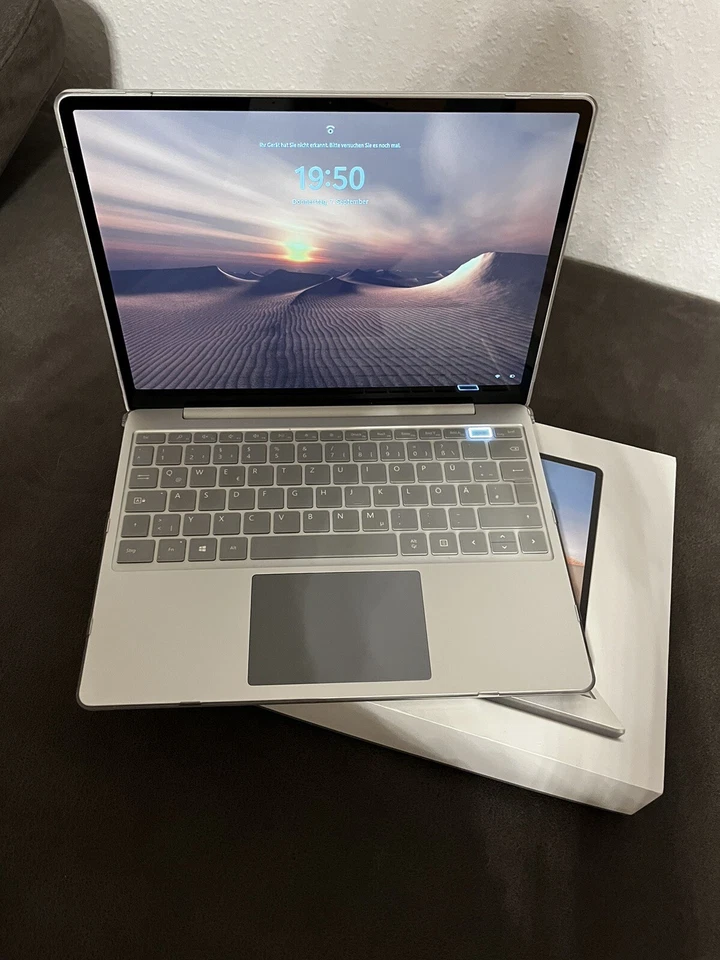 Microsoft Surface Laptop Go • 10th Gen i5 Prozessor • 128 GB • 8 GB RAM Platinum - Bild 2 von 4