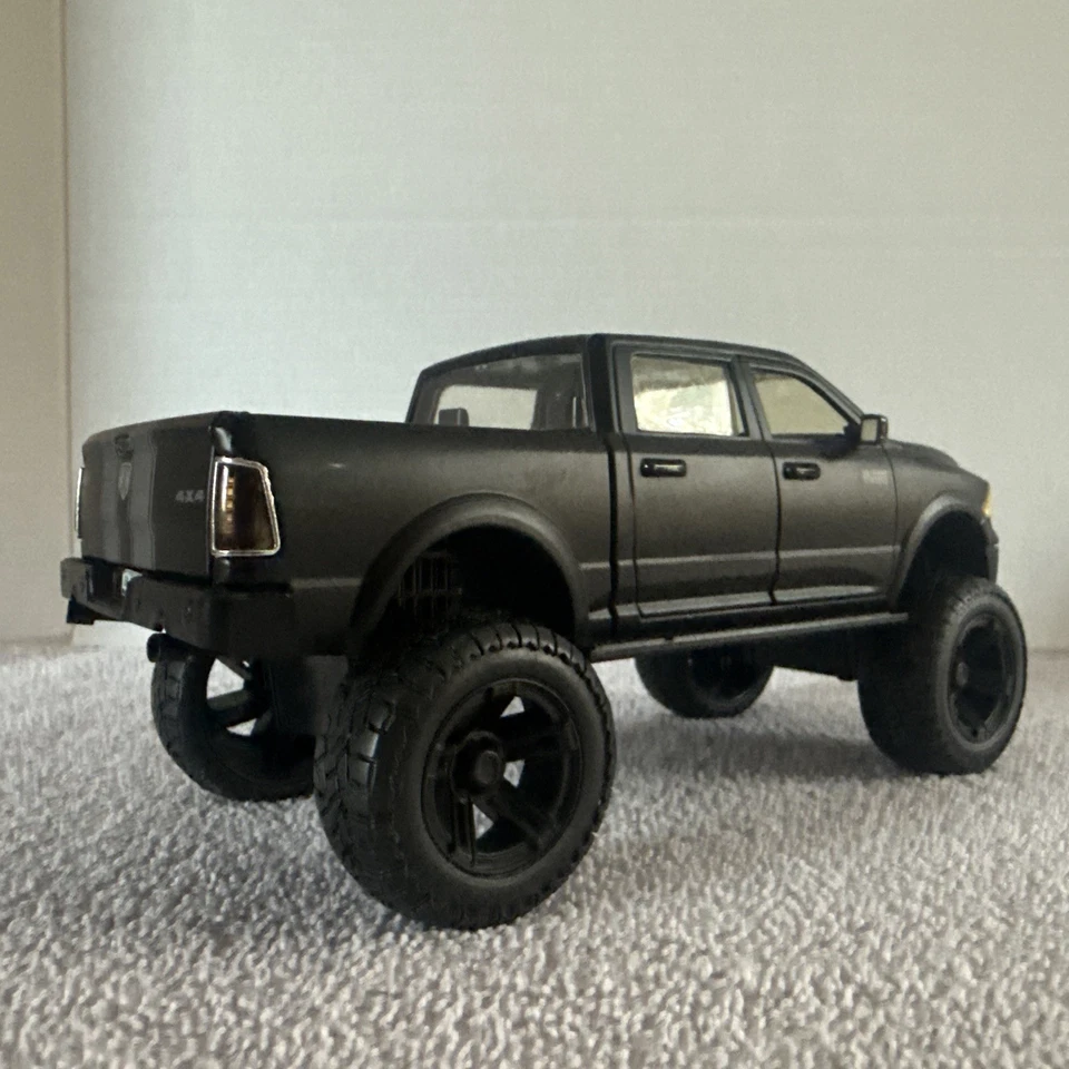 JADA Toys 2014 DODGE RAM 1500 1/24 Scale Diecast Model BLACK - Image 3 of 4