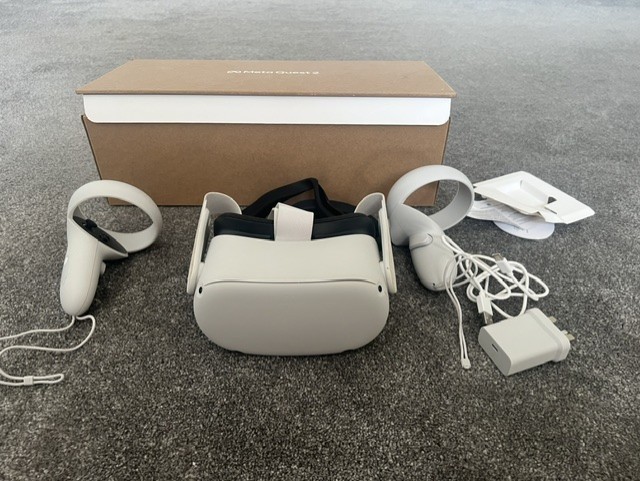 Meta Quest 2 VR Headset 128GB White - Controllers Inc Box - Great Condition