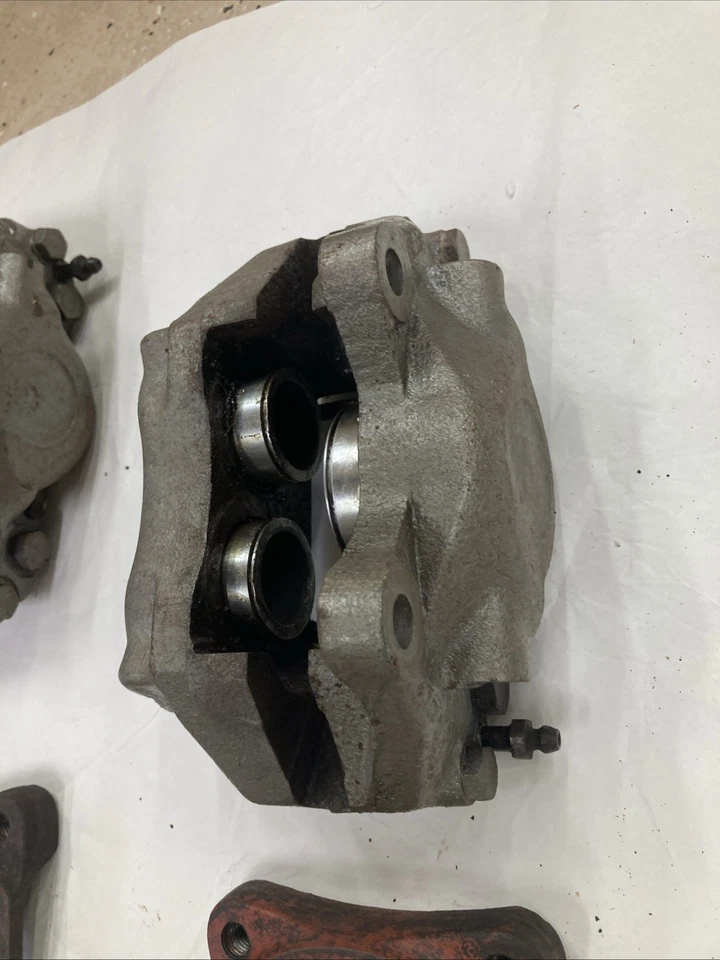 Volvo 122 1800 Front Brake Calipers Girling 3 Piston & Mounting Plates Foto 2 de 4