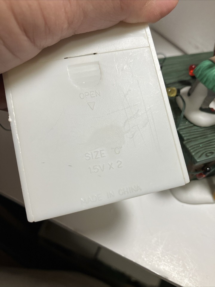 Department 56 "Untangle The Christmas Lights" 56374 Heritage Village