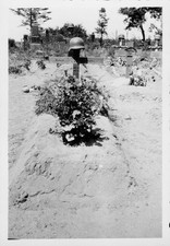 WK2 Foto Wehrmacht Soldaten Heldengrab Helm in Slonim Wei&szlig;russland