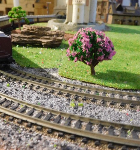 20 Purple Blooming Trees, 40 mm High - Picture 2 of 12
