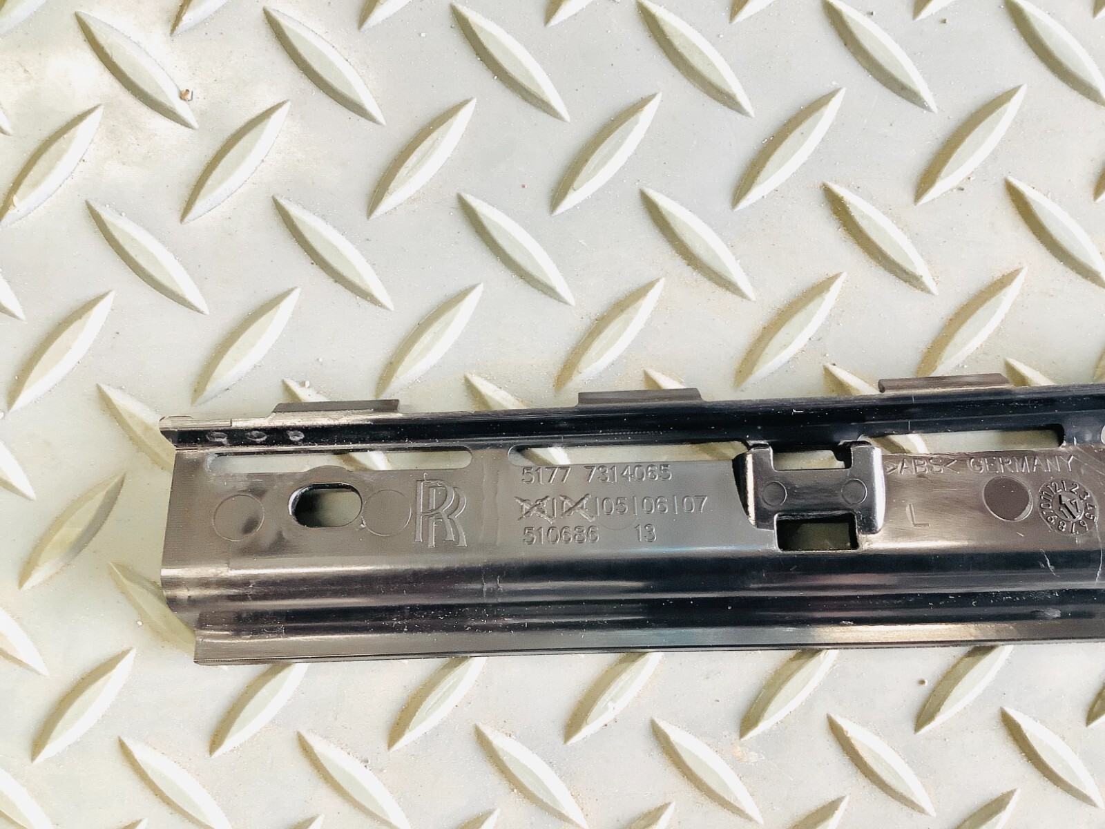 ⭐ROLLS ROYCE PINEHAM⭐ LEFT MOUNT STRIP 51777314065