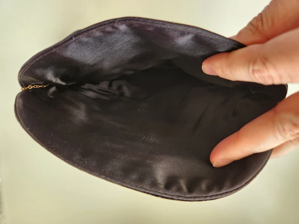 Bolso sin asas vintage pequeño de terciopelo negro con lazo y monedero Foto 4 de 4