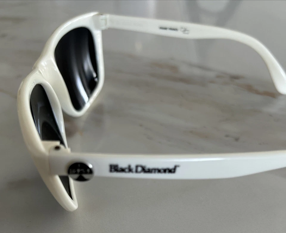 Gafas de sol para mujer con montura negra diamante esquí blanco/marfil, tintadas UV hechas en Francia” Foto 2 de 4