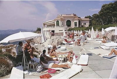 Slim Aaron Sunbathing At Hotel Du Cap-Eden-Roc (Fotodruck) ungerahmt