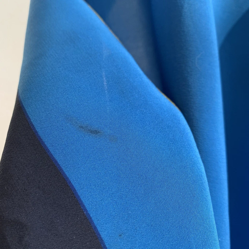 Bufanda de seda Must de Cartier 31” x 30” azul con borde de cadena - tiene manchas #A24 Foto 4 de 4