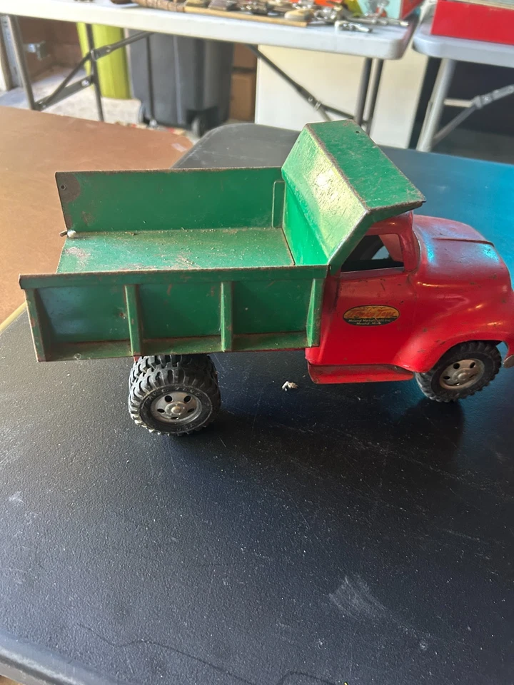 Montículo de camión de volteo Tonka de acero prensado vintage años 50 rojo y verde Metalcraft Foto 2 de 3