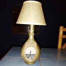 Abat-jour artigianale con corpo vetro e cablaggio color oro e paralume pergamena