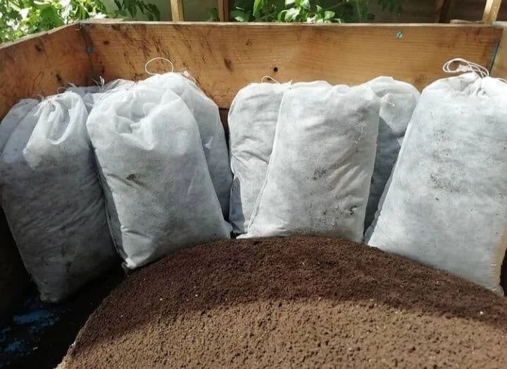 Cow Manure + Vermicompost ( Dried and cleaned) Fertilizer Organic - Farm made - Image 3 of 4