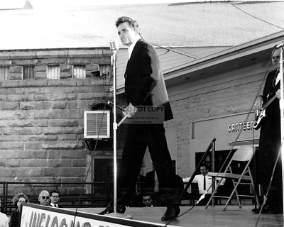 JOHNNY CASH DURING HIS PERFORMANCE @ FOLSOM PRISON IN 1966 - 8X10 PHOTO (DA-579)