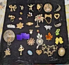 Lot Of 33 Vintage Costume Broaches Brooches Pins Estate Sale Finds Jewelry