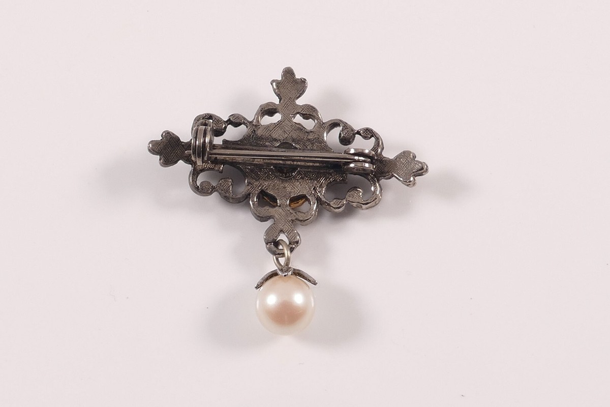 Brooch silver with pearl and stone in orange