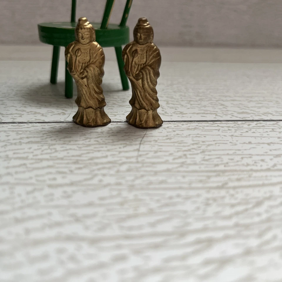 Mesa y sillas de madera Fomerz para casa de muñecas miniaturas pintadas de verde con accesorio de latón Foto 4 de 4