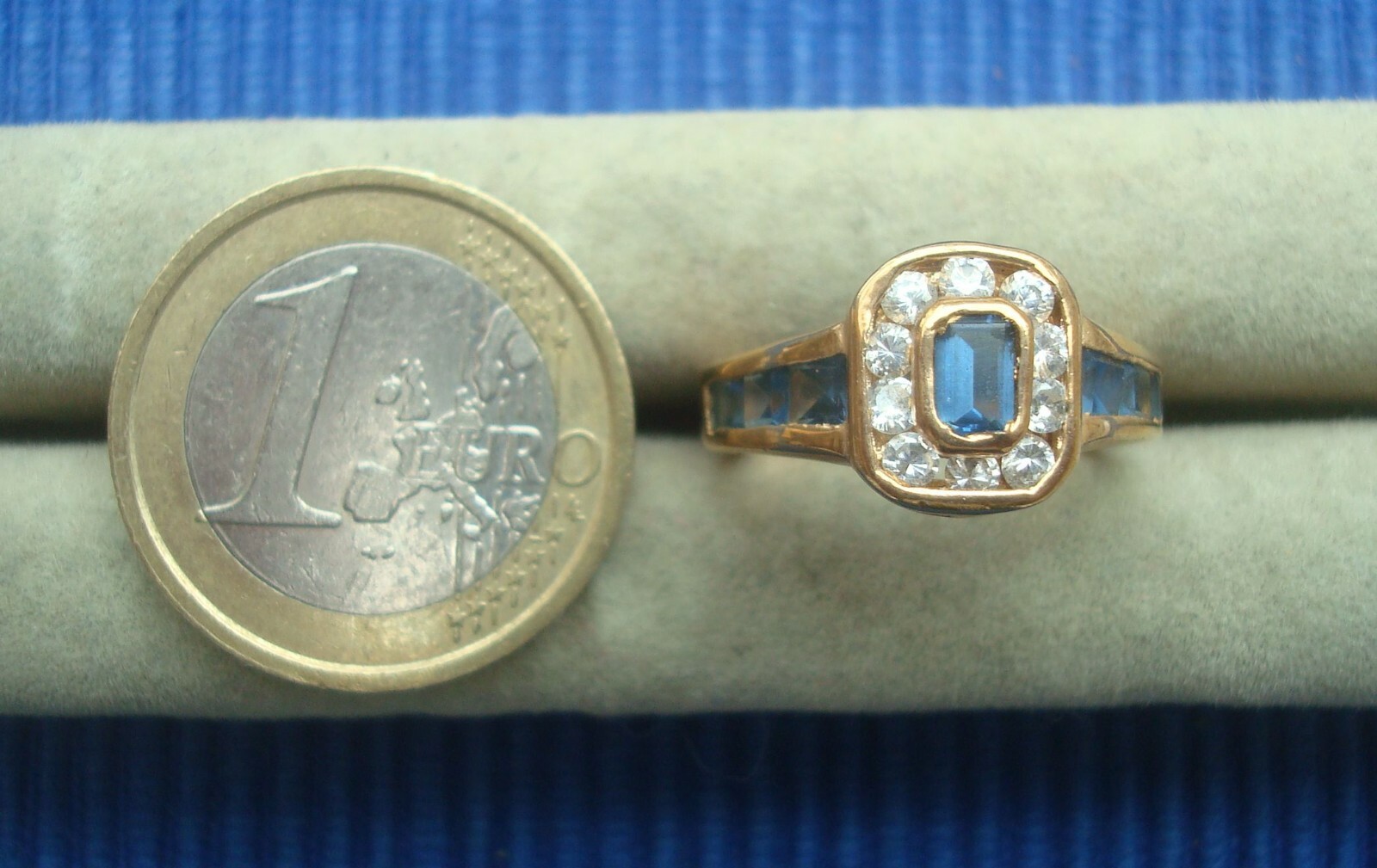 Bague plaqué or design B26C sertie d'une pierre bleue type saphir