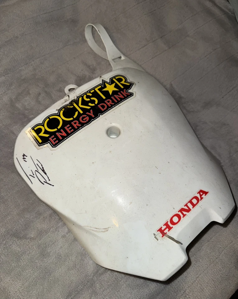 TRAVIS PASTRANA #199 - AUTÉNTICO FIRMADO HONDA MATRÍCULA DELANTERA - PRINCIPIOS DE 2000’S  Foto 2 de 3