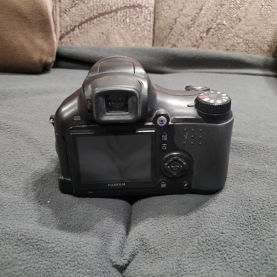 FUJIFILM FinePix S6000fd Compact Digital Camera From Japan + rechargeable batter - Image 3 of 4