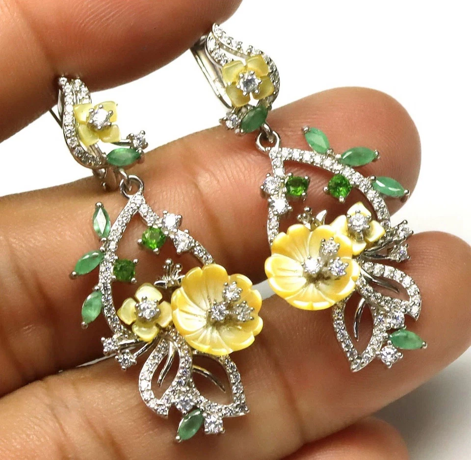 Flores de madreperla talladas y esmeralda hechas a mano enchapadas en oro blanco 925 Foto 2 de 4