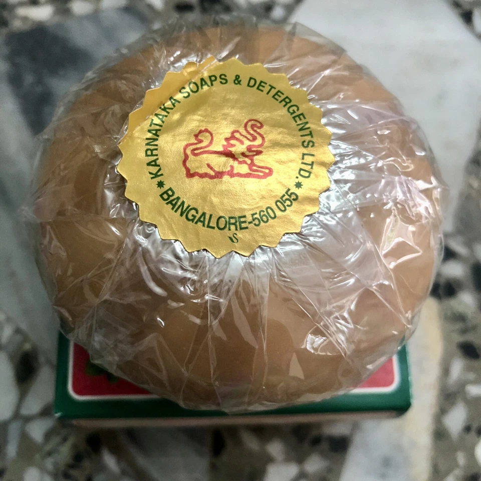 Barra de jabón de baño sandalia Mysore 4 X 150 gm, ORIGINAL de jabones Karnataka Ltd. Exp-2025 Foto 4 de 4