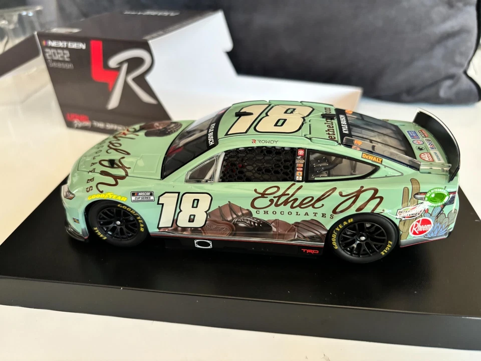 Nascar action 1/24 - Kyle Busch #18 Toyota Camry M & M's ethel chocolates 2022 - Photo 2/4