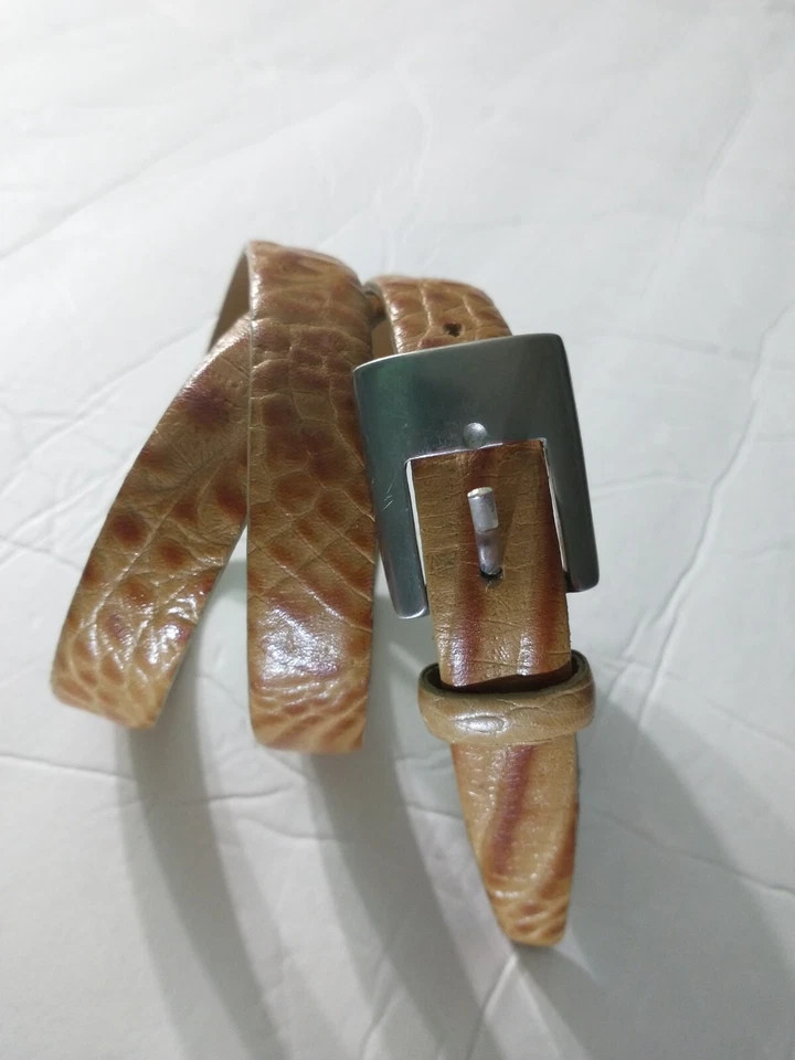 Cinturón ajustado sintético para mujer con relieve de reptil tostado y marrón. Talla: M Foto 4 de 4