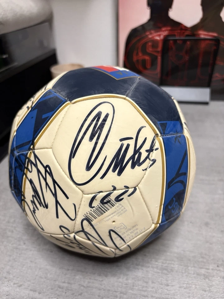 Pallone Autografato da eroi del Triplete Inter - Immagine 2 di 4