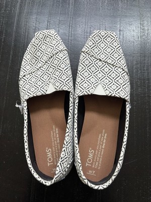TOMS Women's White & Black Diamond Pattern Slip On Canvas Shoes Size 7 ~ NEW
