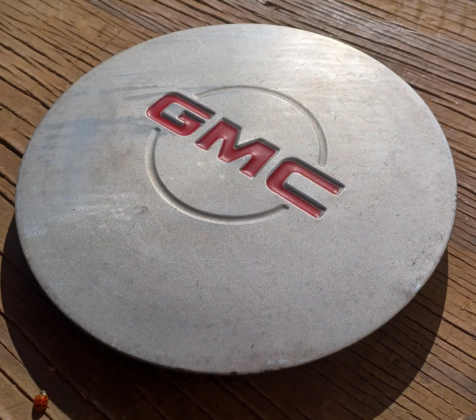 GMC Yukon, Sierra 1500 center cap 1999-2005, part # 15040220 02 - Image 2 of 3