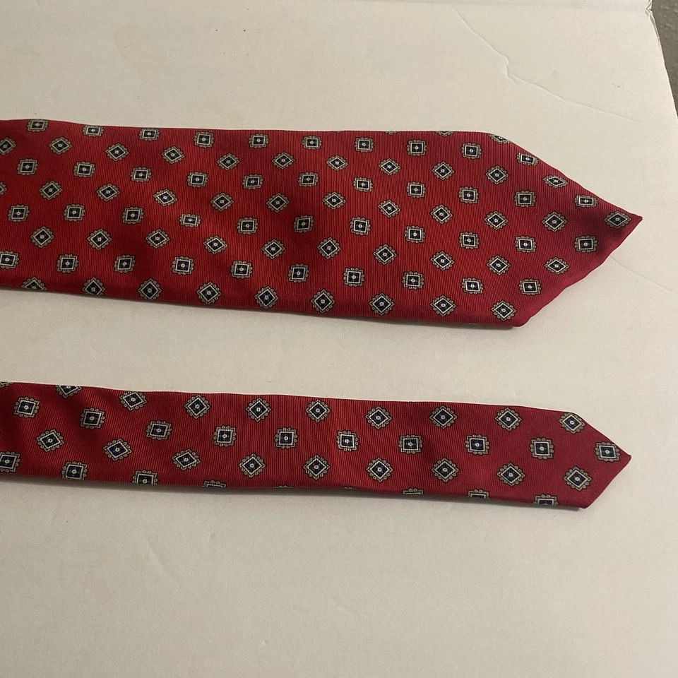 Gravata masculina Halston lll de seda feita nos EUA geométrica vermelha W3,5” L56” - Imagem 3 de 4