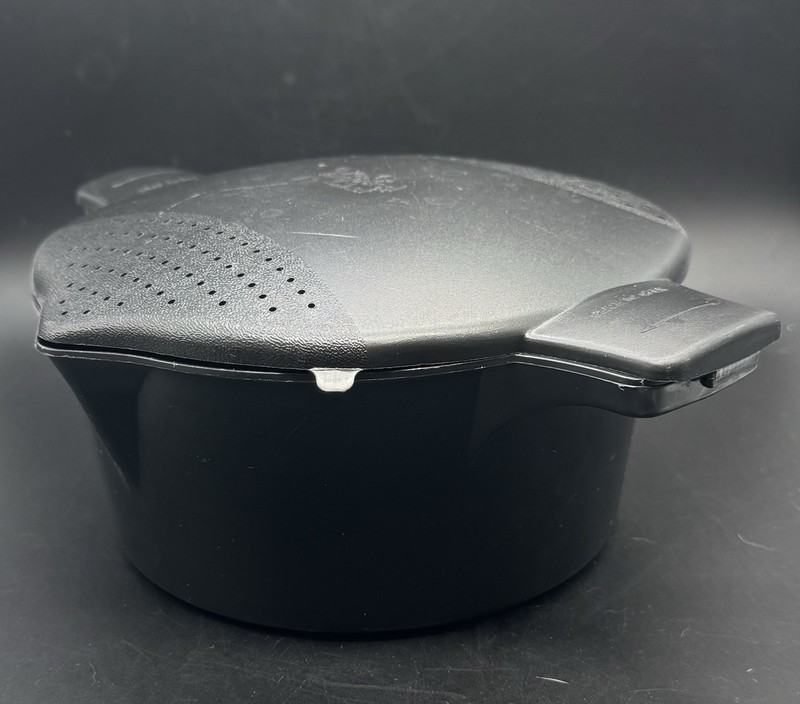 Pampered Chef Large 8 Cup 2 Qt Micro cooker Microwave Steamer Strainer Black