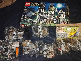 LEGO 9468 Monster Fighters Vampyre Castle Retired Set Very damaged box 