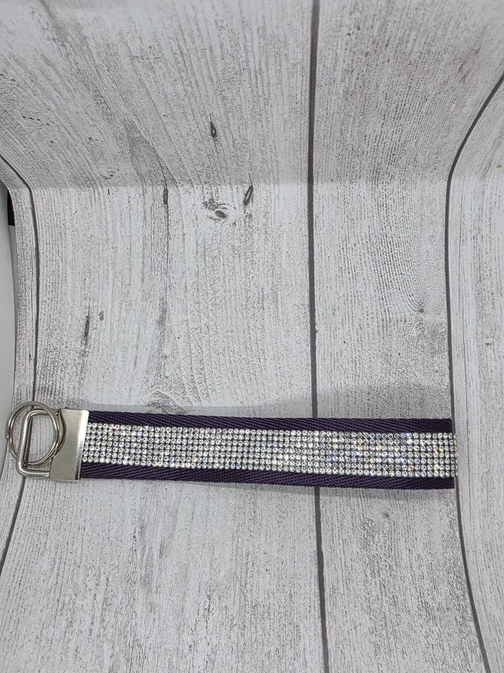 Muñequera con llavero negro de 7 pulgadas con detalles de diamantes de imitación hotfix con herrajes negros Foto 4 de 4