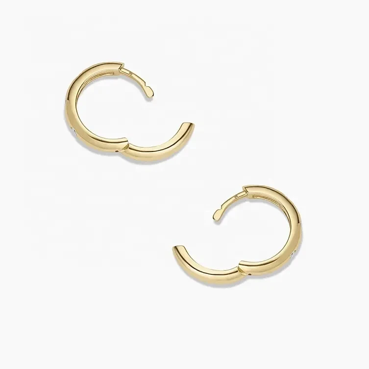 Pendientes Huggie Hoop de oro amarillo de 9 quilates sobre plata circonita cúbica de 8 mm para dama Foto 2 de 4